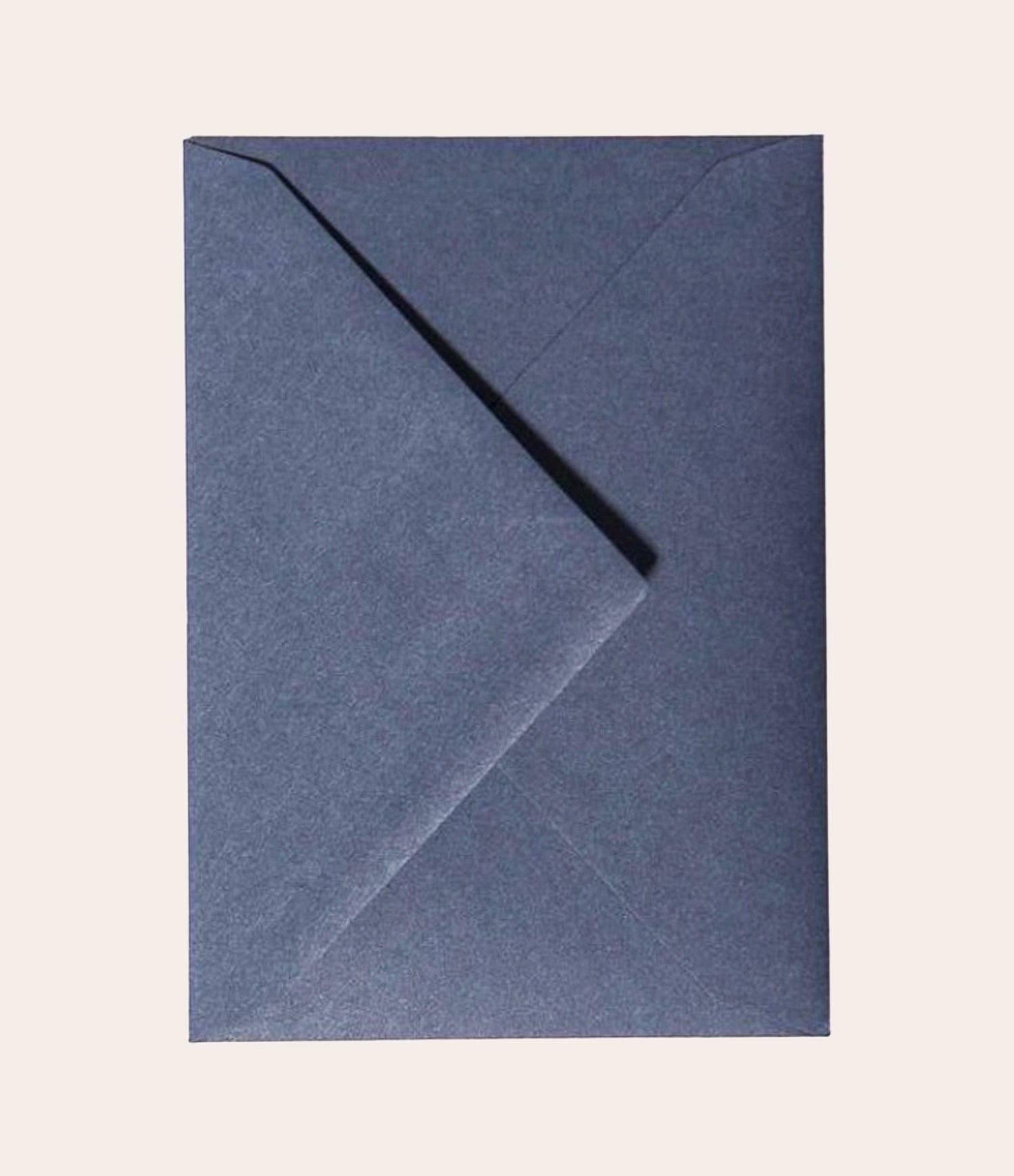 Dunkelblauer Briefumschlag für Trauerkarten.
